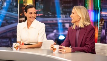 Inés Sastre en El Hormiguero lleva la chaqueta con el truco de estilista que cambia por completo el look