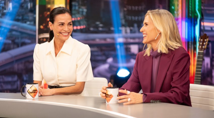 Inés Sastre en El Hormiguero lleva la chaqueta con el truco de estilista que cambia por completo el look