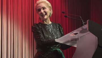 Carolina Herrera, con 85 años, espectacular con el mono efecto vestido en los Premios T de TELVA Moda