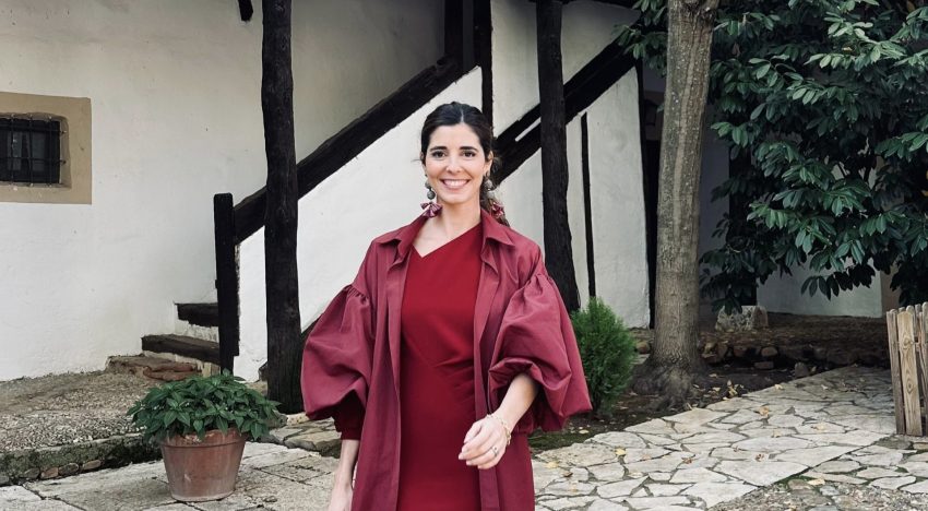 Belén Corsini y su oda al minimalismo con un elegante vestido de invitada del color del otoño