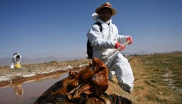 Lugareños de las montañas de Bolivia limpian el lago Uru Uru, anegado por los plásticos