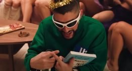 Análisis: ¿Qué significa el libro de historia de Puerto Rico en las manos de Bad Bunny?