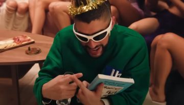 Análisis: ¿Qué significa el libro de historia de Puerto Rico en las manos de Bad Bunny?