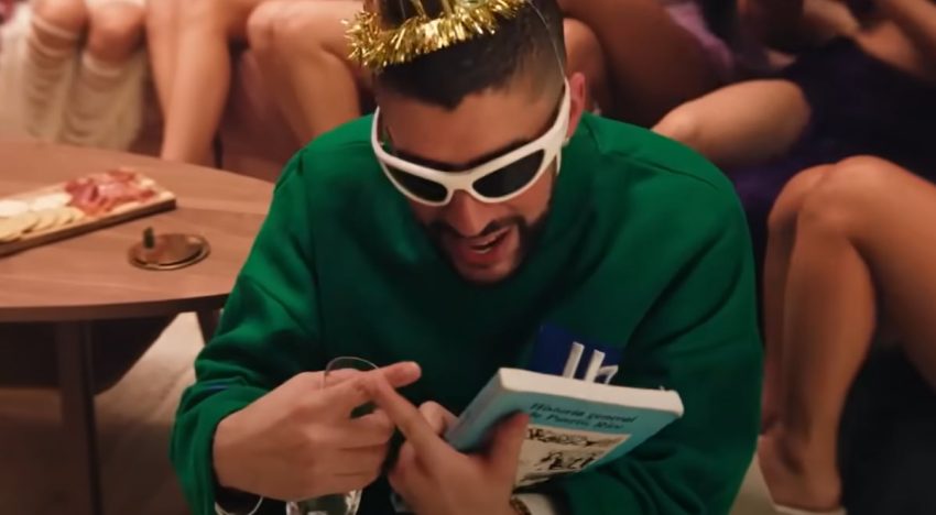 Análisis: ¿Qué significa el libro de historia de Puerto Rico en las manos de Bad Bunny?