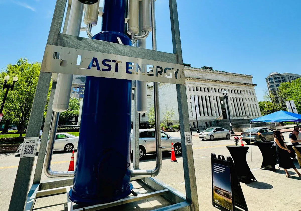 Un modelo de demostración del módulo reactor de Last Energy expuesto en Washington D.C.