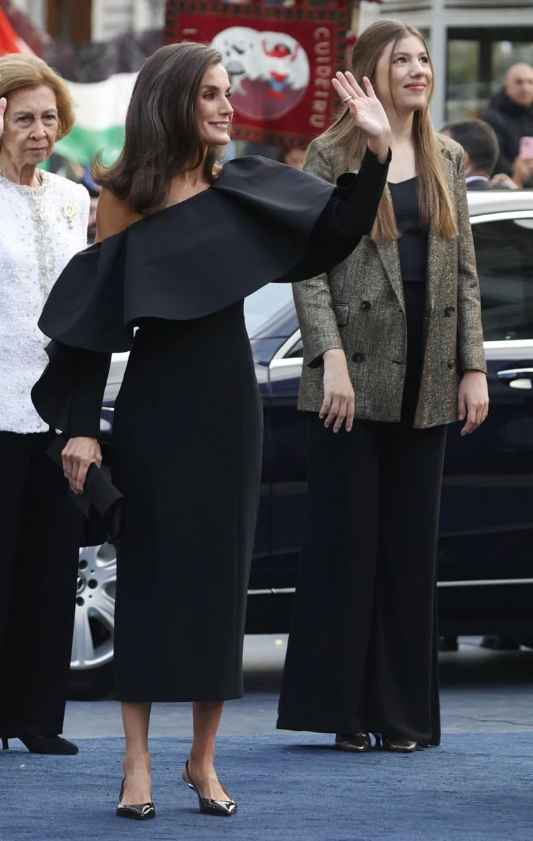 La Reina Letizia con un vestido de Carolina Herrera con escote asimétrico y volante XXL.