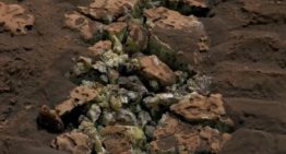 El tesoro amarillo que ha encontrado Curiosity al romper una roca en Marte