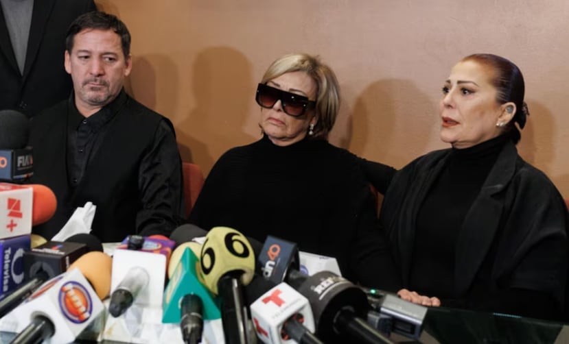 Sylvia Pasquel, Alejandra y Luis Enrique Guzmán, hijos de Silvia Pinal, durante las honras funerarias de la actriz.