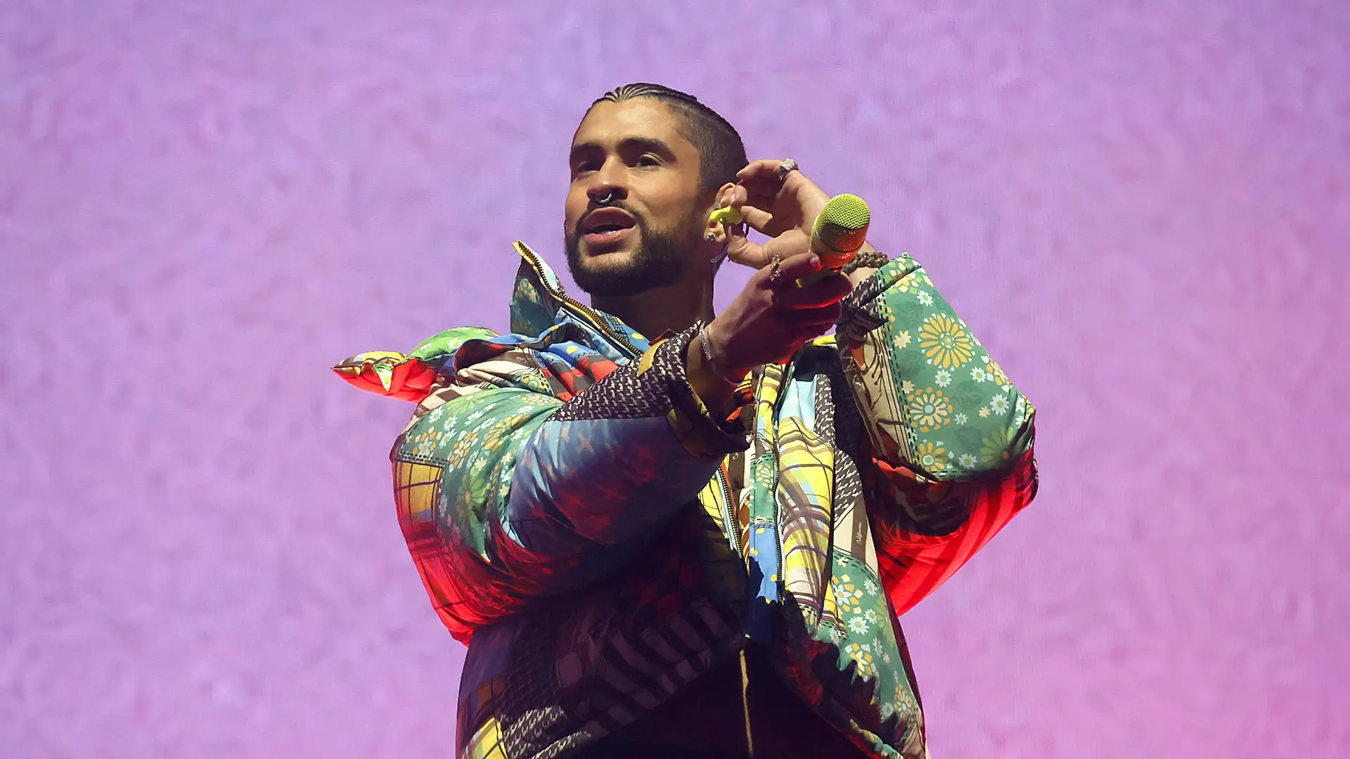 Bad Bunny causa furor en un colegio de Puerto Rico al ejercer su derecho a voto