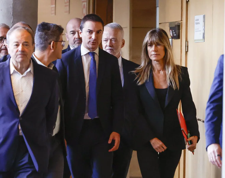 Begoña Gömez con un esmoquin en la Asamblea de Madrid.