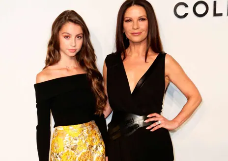 Imagen secundaria 1 - Catherine-Zeta Jones acude con la compañía de Carys Douglas a los desfiles en Nueva York.