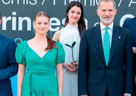 Imagen secundaria 1 - En los Premios Princesa de Girona, Doña Leonor ha lucido modelos españoles en varias ediciones.