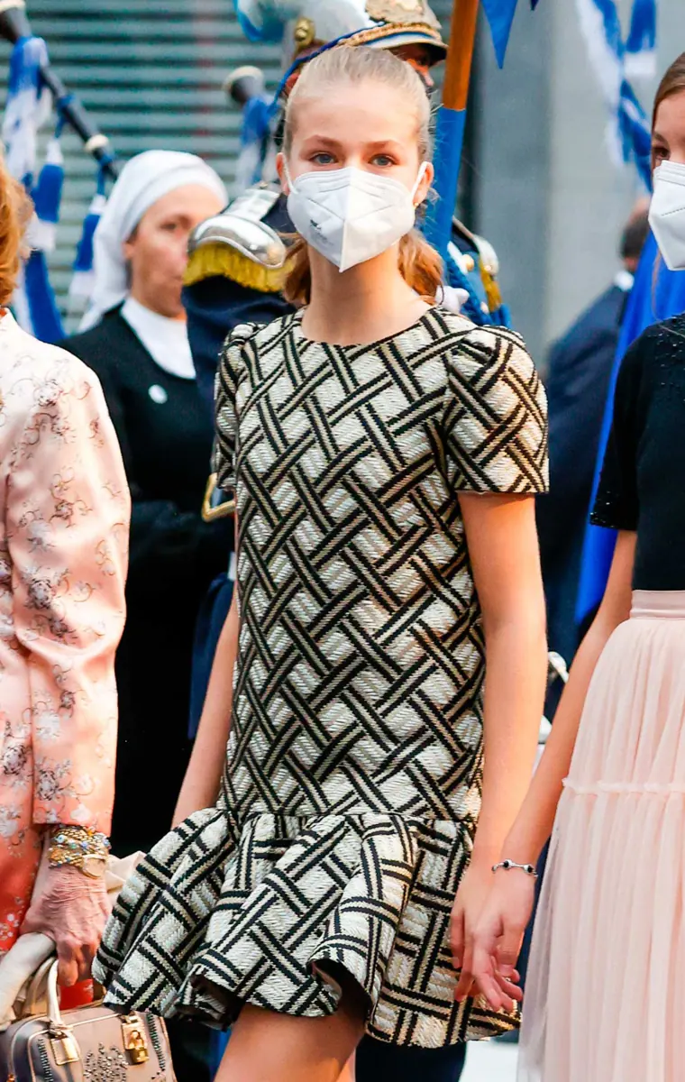 La Princesa, con un bonito vestido de estampado geométrico.