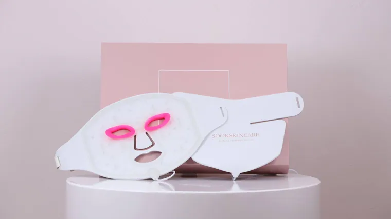 La máscara facial de luz LED de SookSkincare.