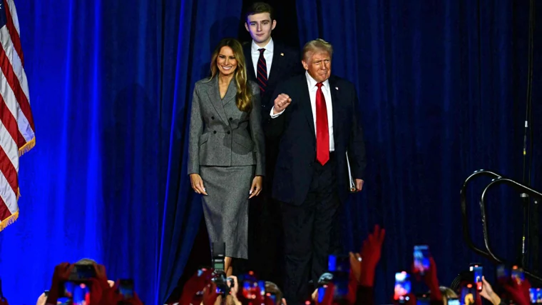 Melania Trump con un traje cuya silueta recuerda al 'New Look' de Dior.