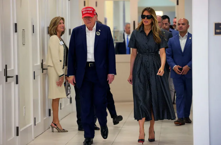 Melania Trump acudió a votar con un vestido de lunares.