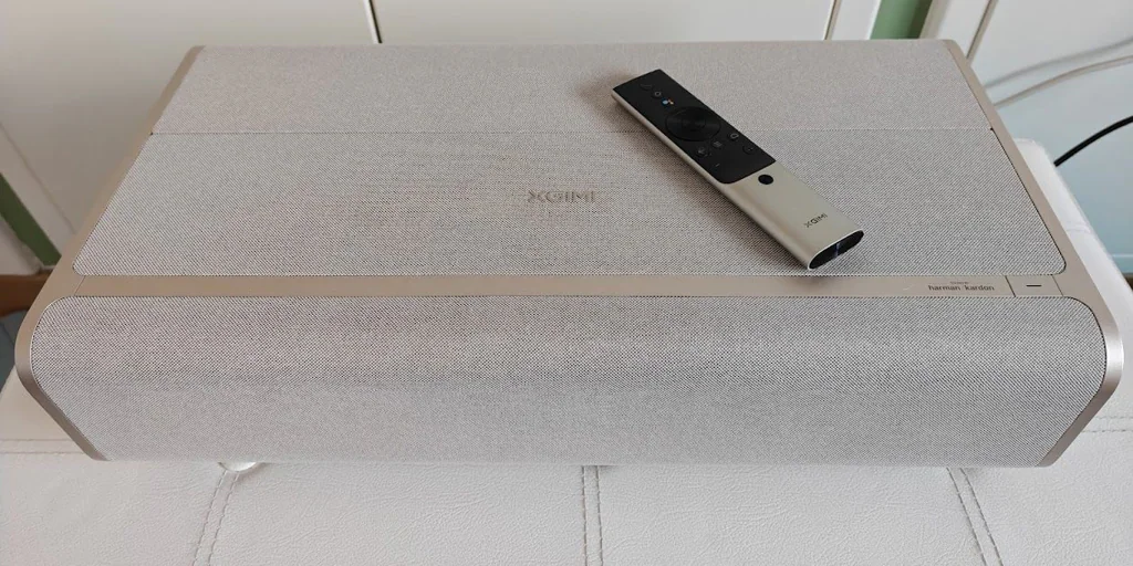 Probamos el XGIMI Aura 2, un proyector de cine que se adapta al color de la pared de tu casa