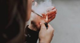 El consumo de tabaco en España cae al mínimo histórico en 30 años pero se triplica el uso de vapeadores