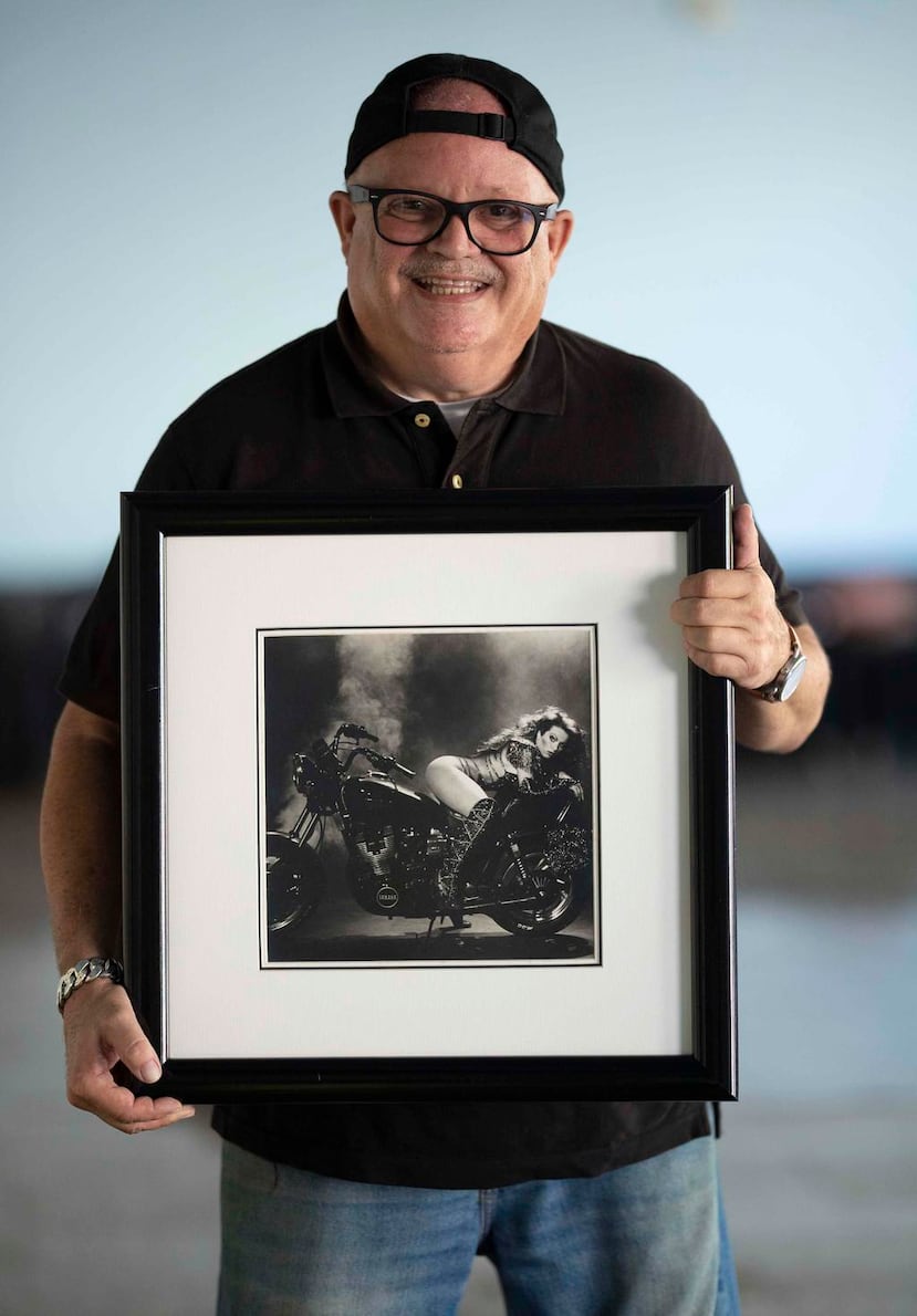 Uno de sus trabajos más emblemáticos fue la fotografía de la vedette Iris Chacón recostada de una motora.