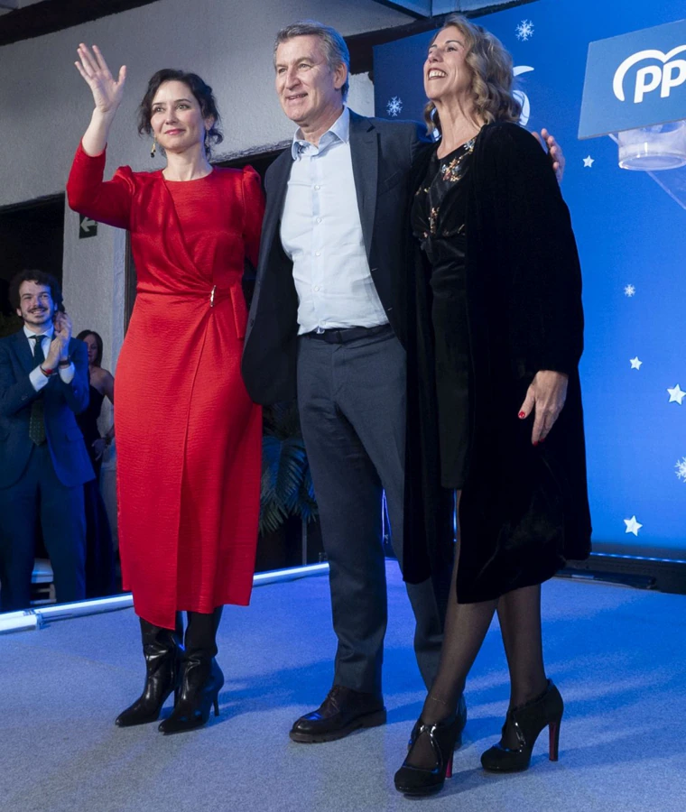 Isabel Díaz Ayuso elige un vestido rojo para la cena de Navidad de su partido