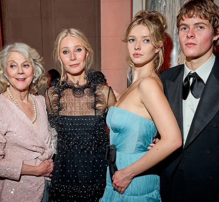 Imagen principal - Apple Martin en el Baile de Debutantes 2024 junto a su familia.