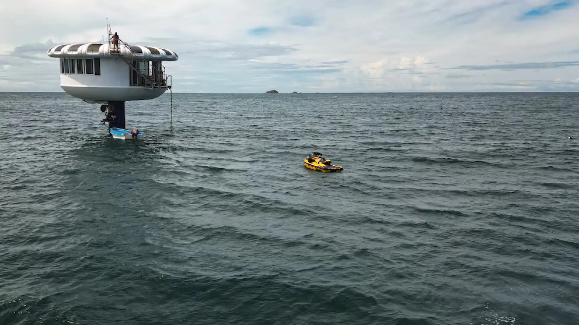 Así es la cápsula en la que vive un ingeniero aeroespacial a más de 11 metros de profundidad en el mar Caribe