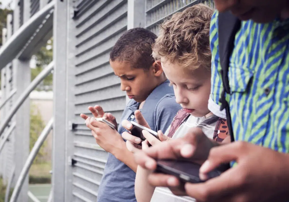 Según el informe, los menores no deben acceder a un teléfono antes de tener como mínimo 12 años