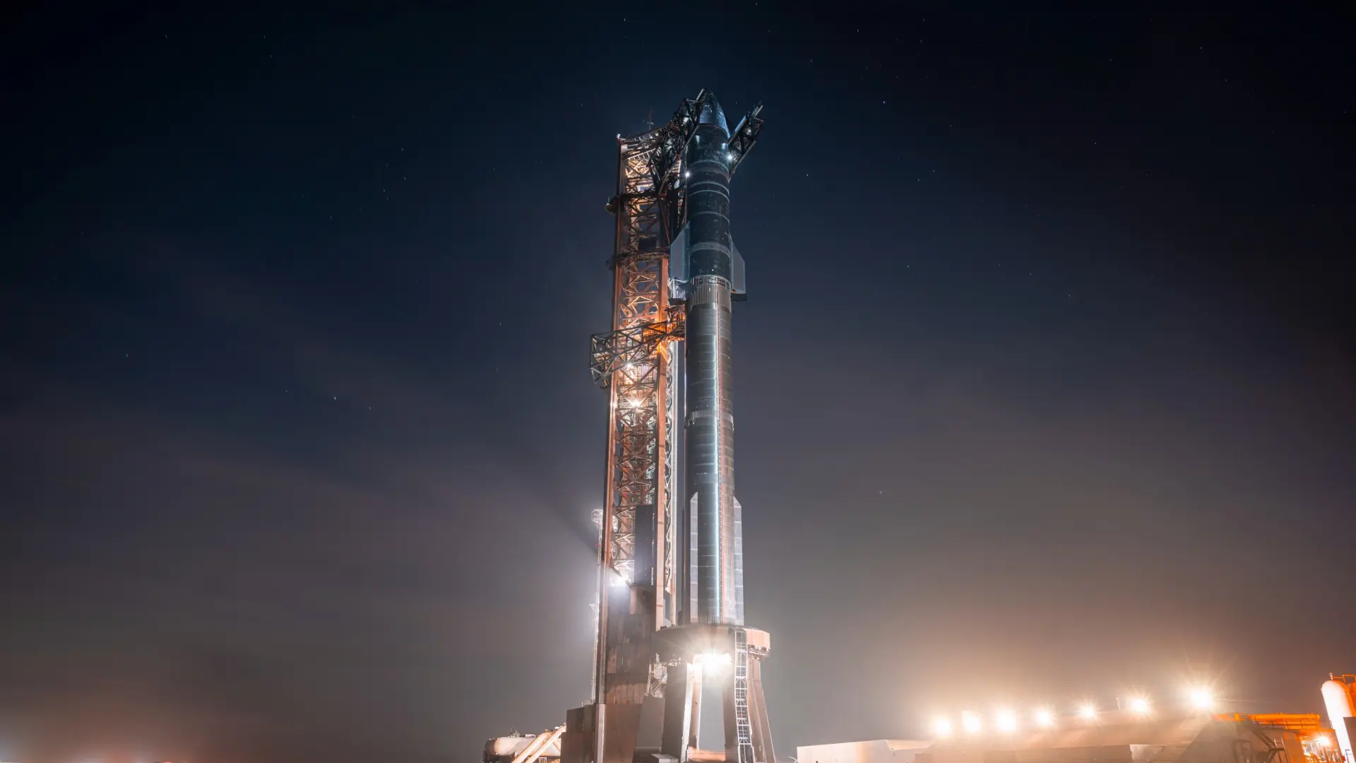 Próximo vuelo de Starship a la vista: Super Heavy ya está en la plataforma de lanzamiento de SpaceX