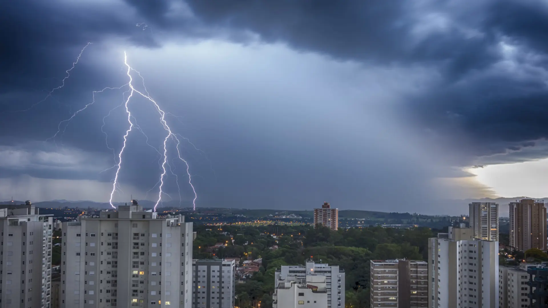 El dispositivo que debes desenchufar durante una tormenta para evitar serios daños