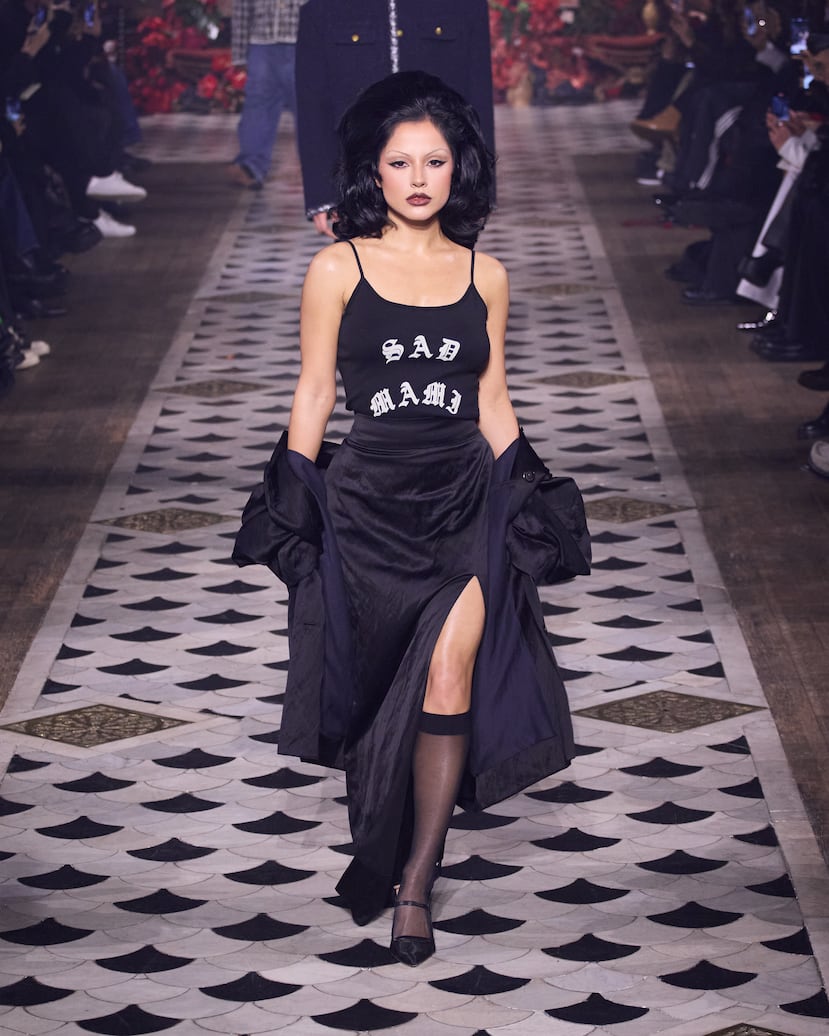 Becky G hizo su debut en la pasarela durante el desfile “Tarantula” de Willy Chavarria para la colección MENSWEAR OTOÑO/INVIERNO 2025-2026, en el emblemático Paris Fashion Week.