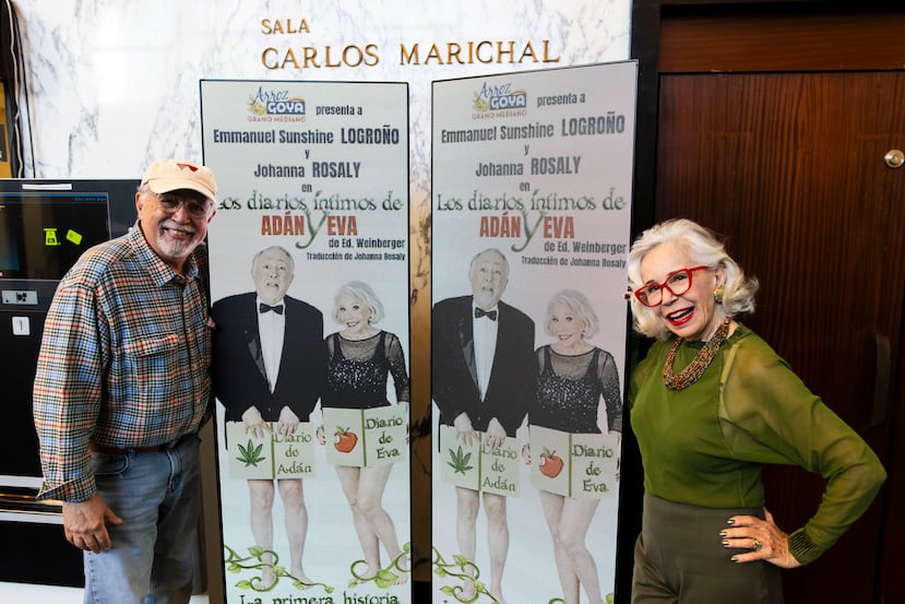 Sunshine Logroño y Johanna Rosaly posan frente al cartelón de promoción de la obra  “Los diarios íntimos de Adán y Eva”, que se presentará en el Centro de Bellas Artes Luis A.Ferré de Santurce. 