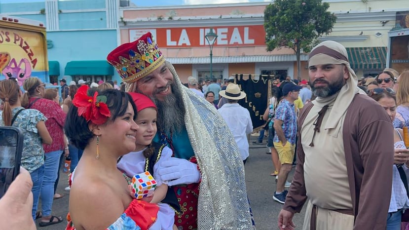 Cientos acudieron al Belén de Puerto Rico para celebrar la tradición de la epifanía.