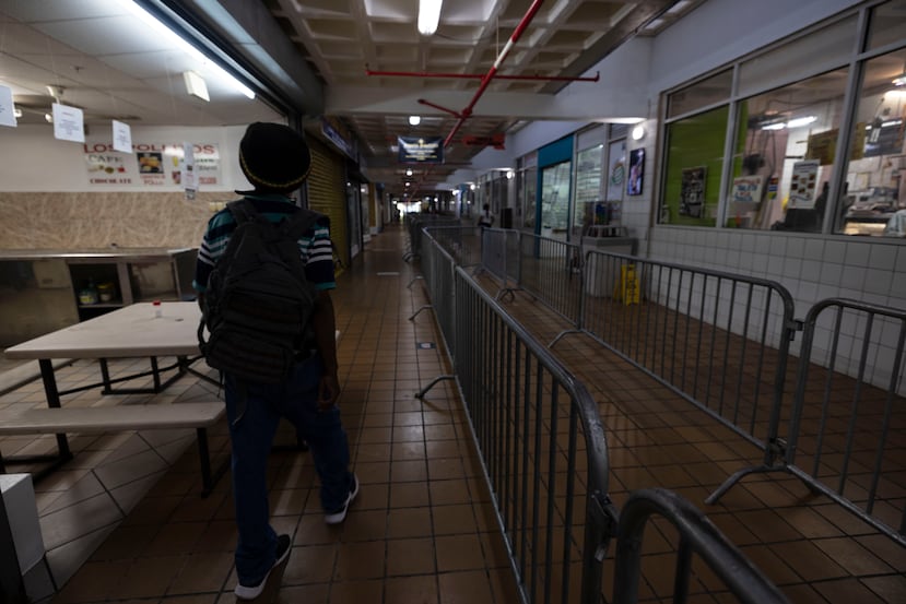 En los pasillos interiores de la Plaza del Mercado de Río Piedras había vallas de aluminio que se usarán para seguir la fila en la mañana del miércoles.