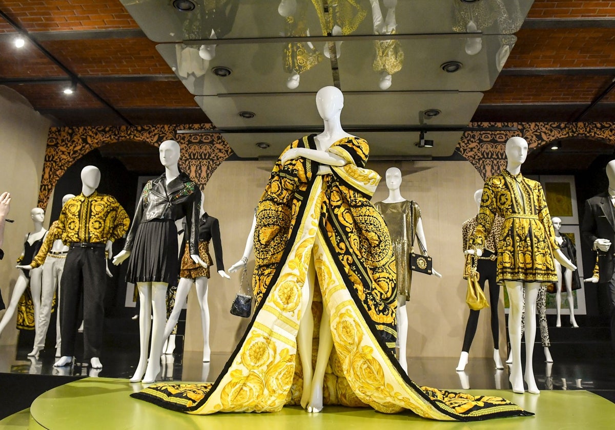 La línea barroca de Versace, su estampado más emblemático y copiado, estará en Málaga muy presente