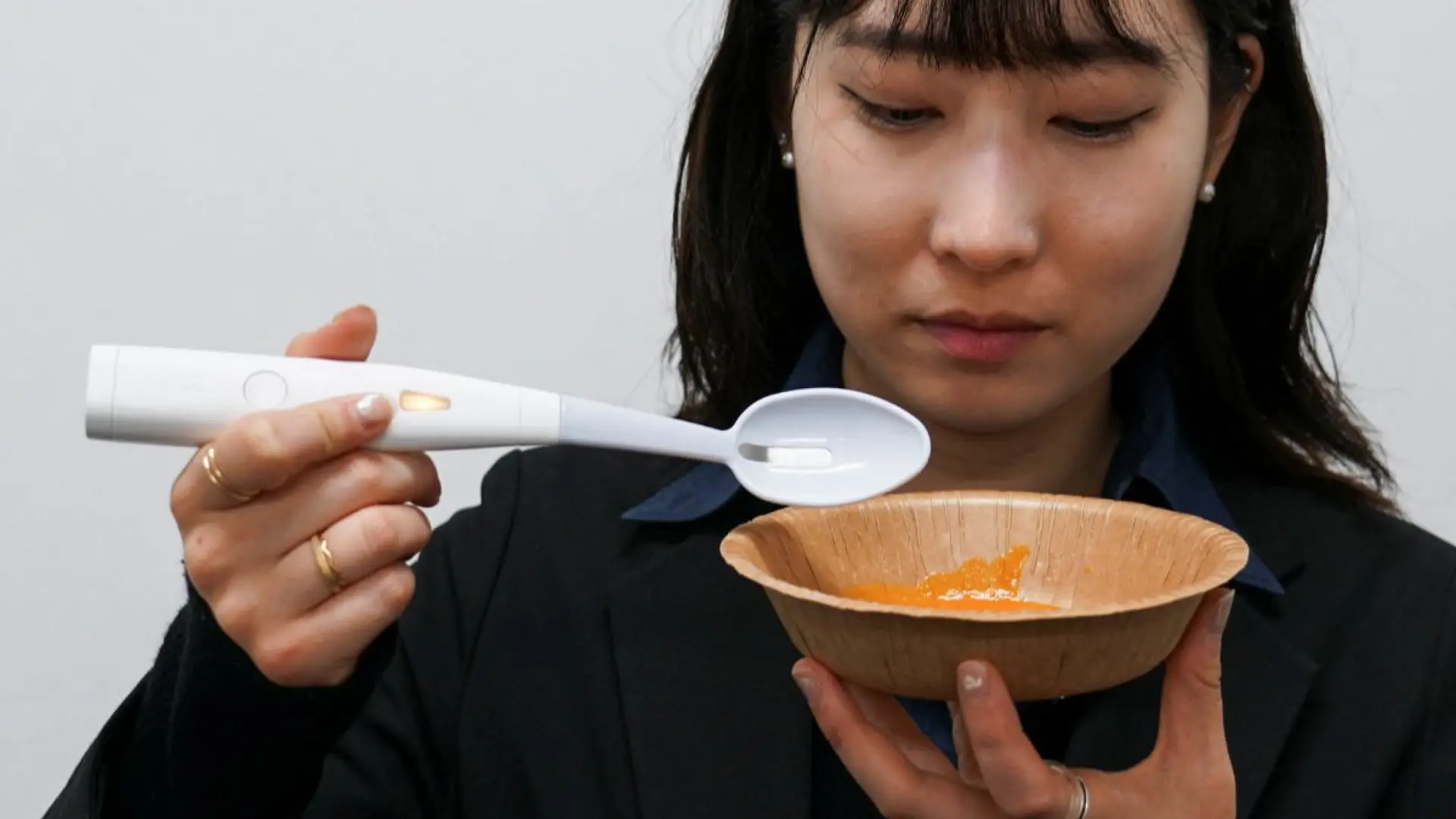 Uno de los dispositivos que atrajo más miradas en el CES fue esta cuchara eléctrica para dar sabor a la comida