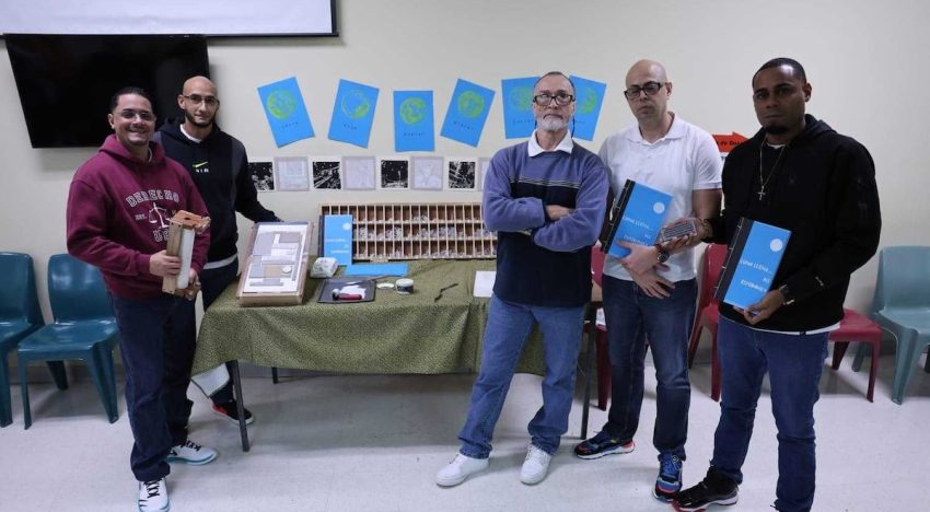 Confinados narran sus experiencias con la luna en nuevo libro impreso por sus propias manos en prisión