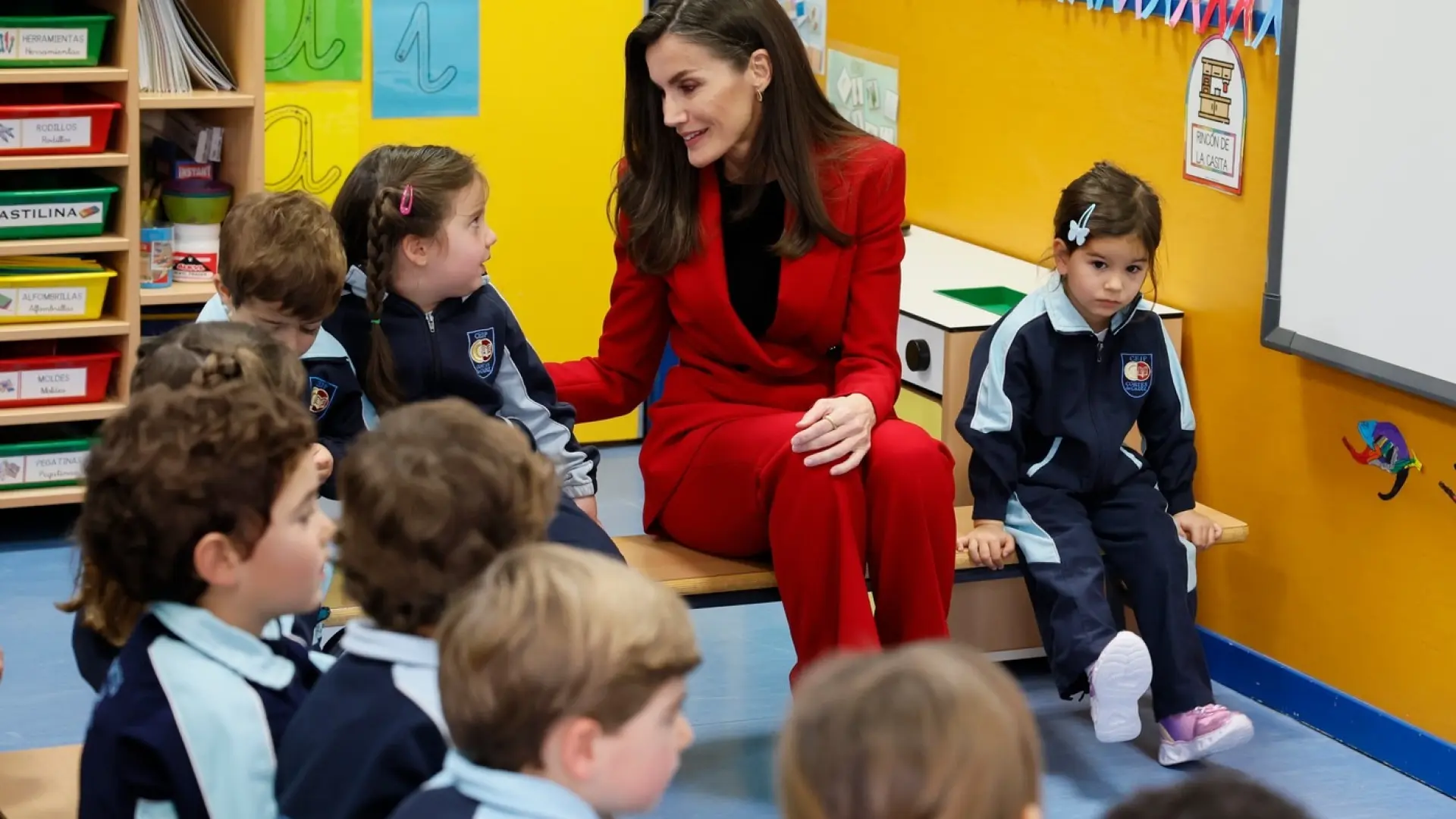 Letizia desvela a alumnos de un colegio un gran 'secreto': "Guardo todos los dibujos de Leonor y Sofía cuando tenían cinco años"