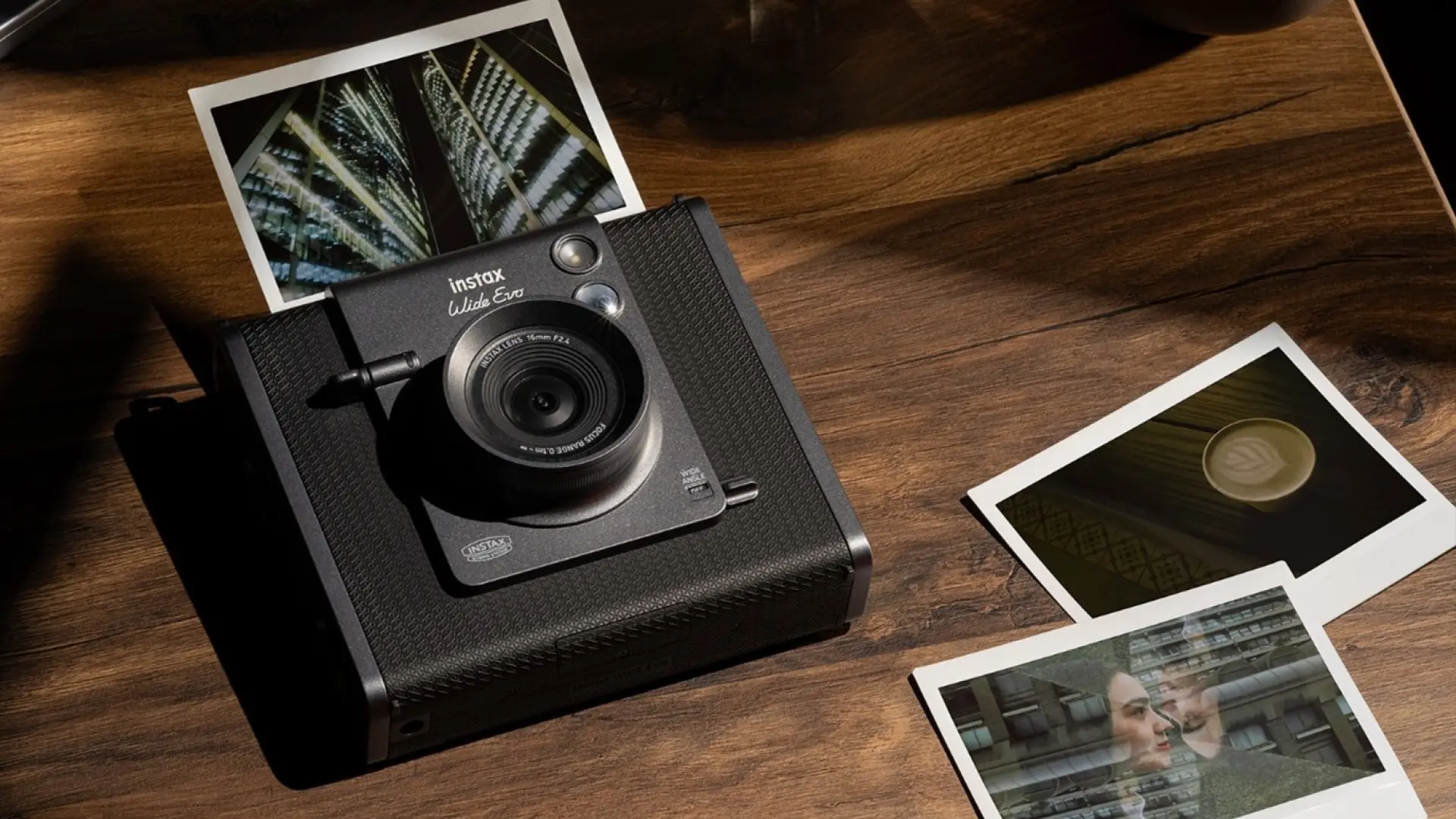 Fujifilm presenta la cámara instantánea híbrida instax WIDE Evo: imprime hasta 100 imágenes por carga