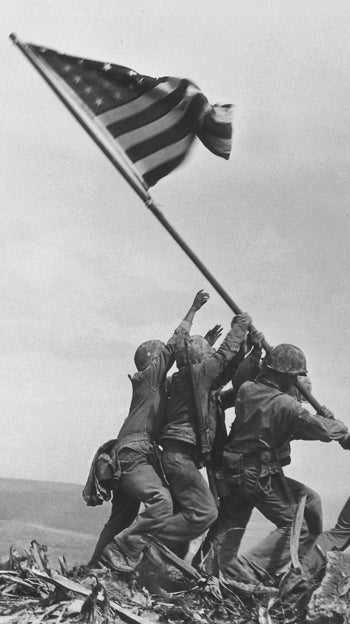 Marines estadounidenses izan la bandera estadounidense en la cima del monte Suribachi, en 1945