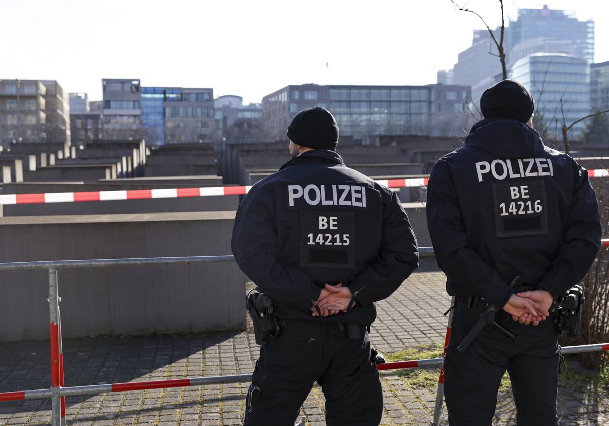 Dos policías alemanes junto al monumento del Holocausto en Berlín.