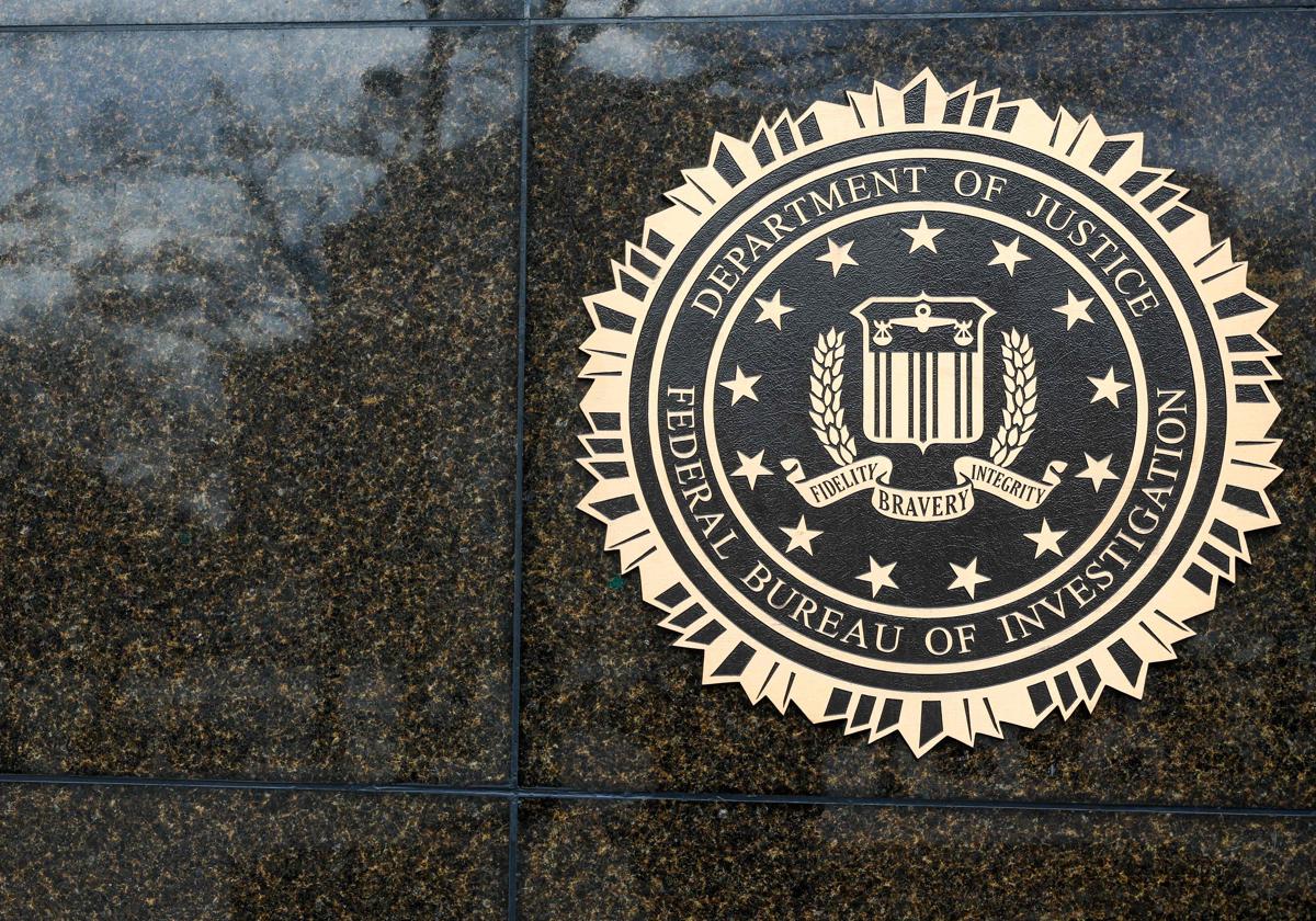 Logo del FBI en su sede central en Washington