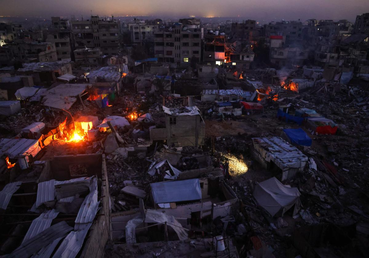 Palestinos acampan entre las ruinas de Jabalia, al norte de la Franja de Gaza