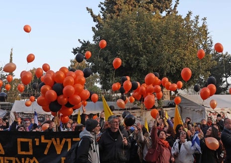 Imagen secundaria 1 - Israel despide con globos naranjas a Shiri, Kfir y Ariel