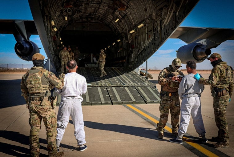 Inmigrantes ilegales son deportados en un avión militar