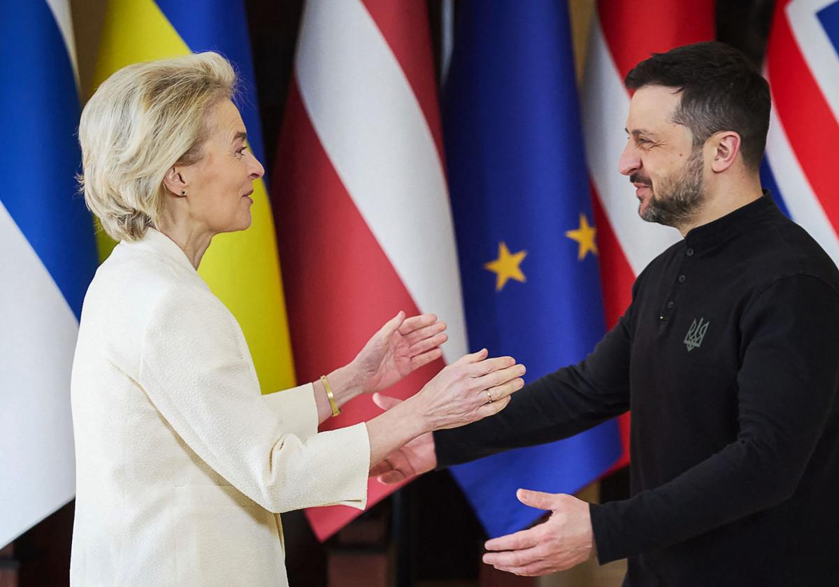 Ursula von der Leyen y Volodímir Zelenski se saludan este lunes en Kiev