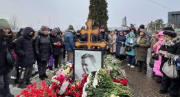 Cientos de personas se congregan ante la tumba del opositor Navalni en Rusia por el aniversario de su muerte