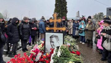 Cientos de personas se congregan ante la tumba del opositor Navalni en Rusia por el aniversario de su muerte