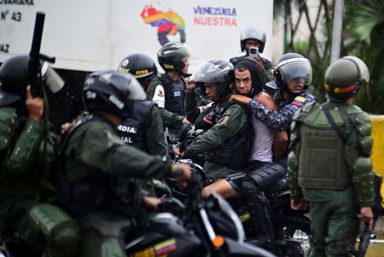 Un manifestante detenido por la Guardia Nacional tras las protestas poselectorales de julio de 2024