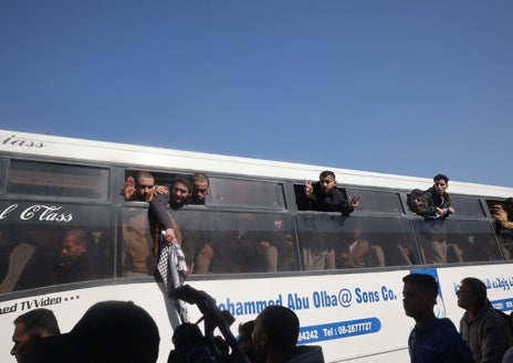 Imagen secundaria 1 - Arriba, los presos liberados queman las camisetas con inscripciones judías. Abajo, celebran su puesta en libertad y la llegada a la Franja.