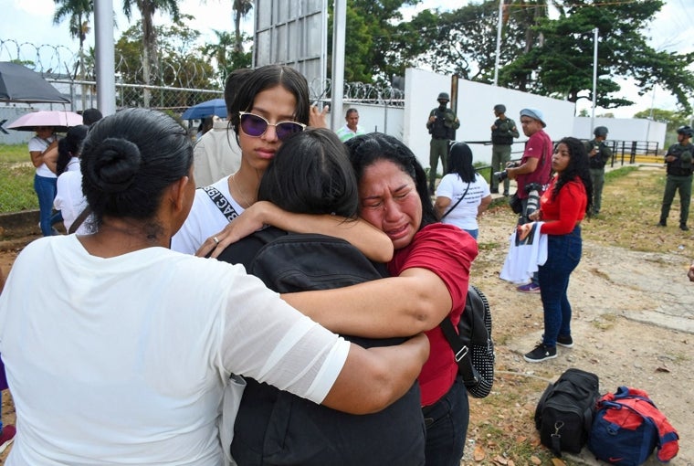 Familiares lloran el encierro de sus allegados fuera de la cárcel de Tocuyito